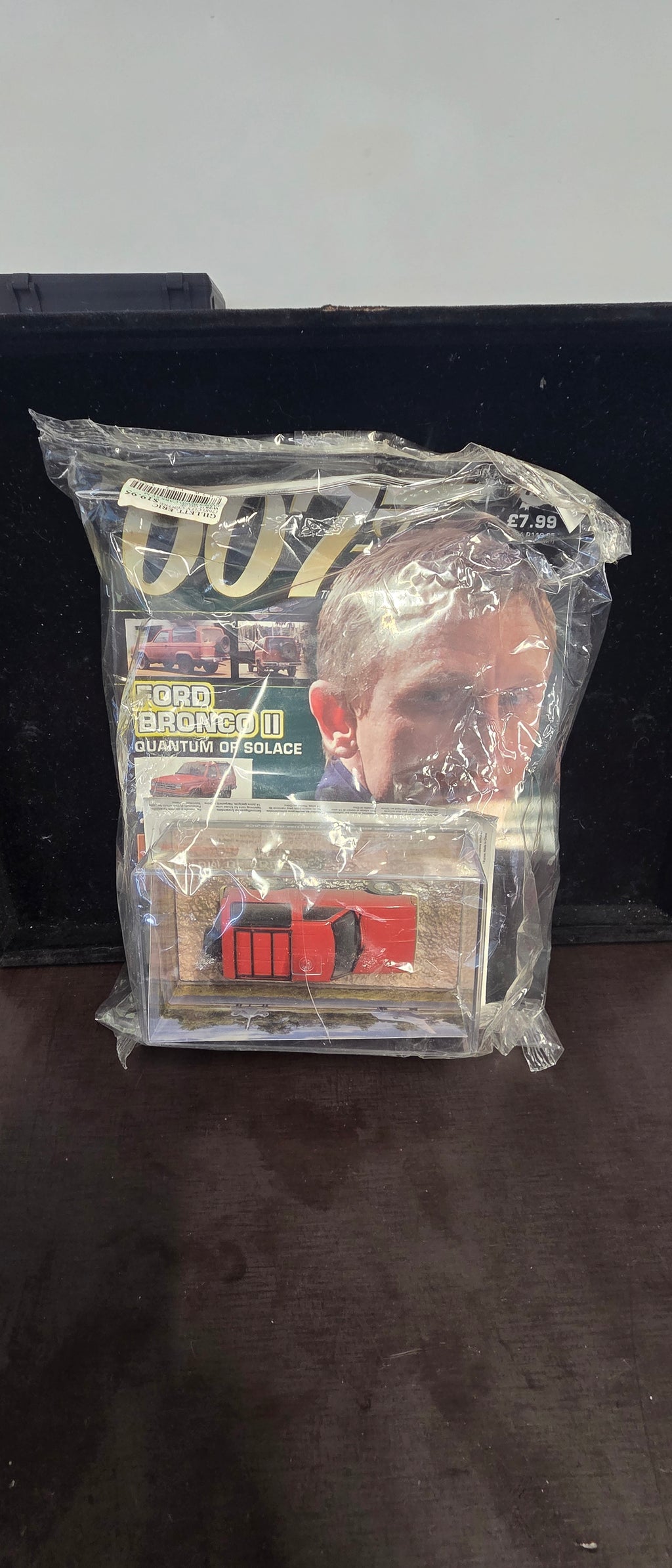 #P015 James Bond 007 Ford Bronco II *Quantum of Solace* Diecast Car w/ Magazine – Sealed