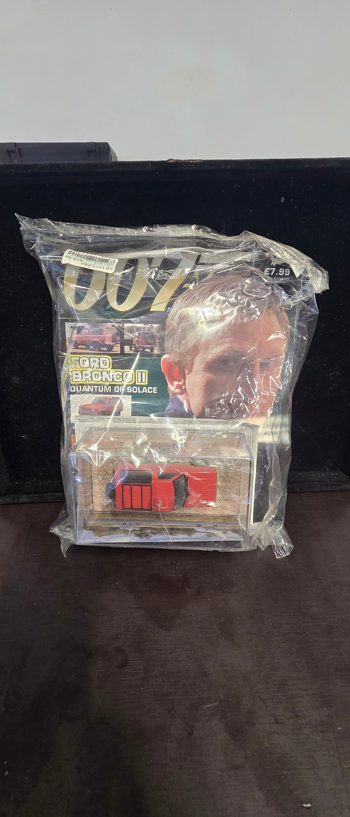 #P015 James Bond 007 Ford Bronco II *Quantum of Solace* Diecast Car w/ Magazine – Sealed