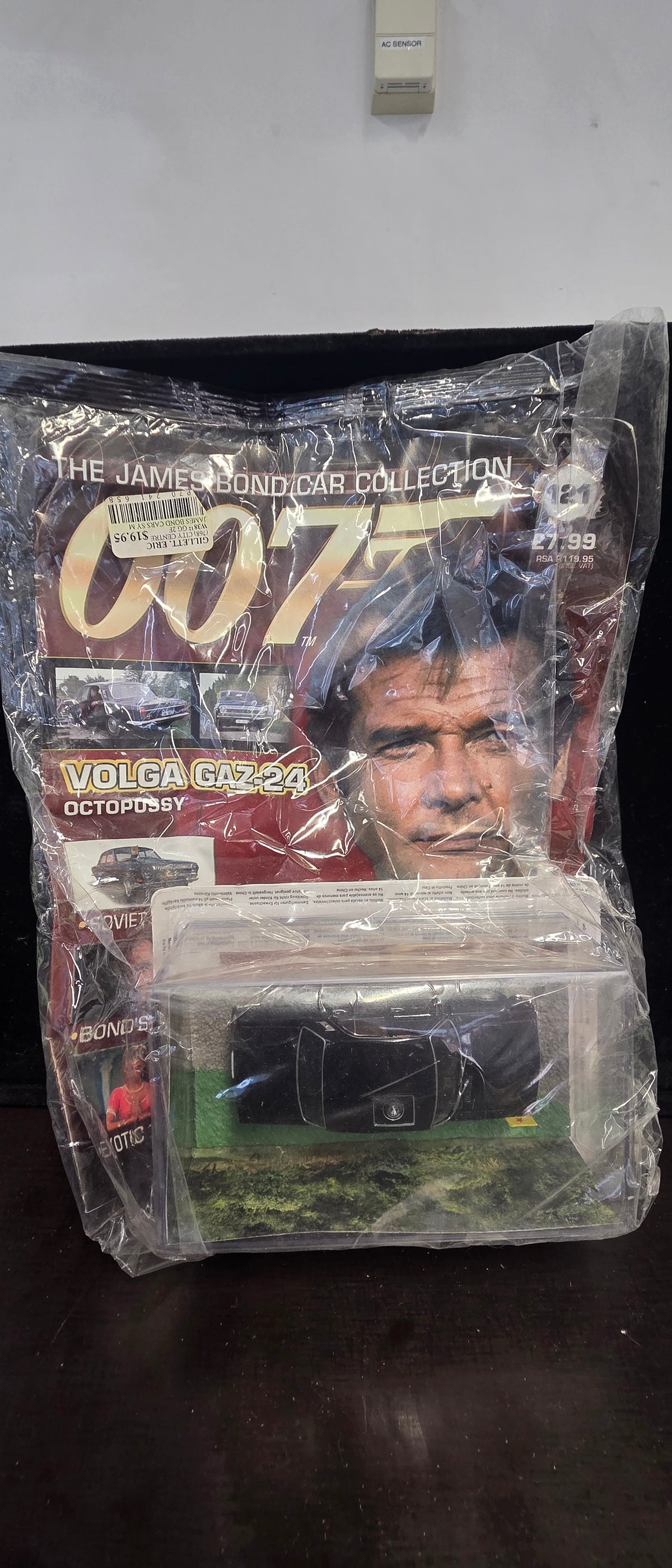 #P016 007 James Bond Car Collection Volga GAZ-24 “Octopussy” Diecast Model w/ Magazine & Poster – New Sealed