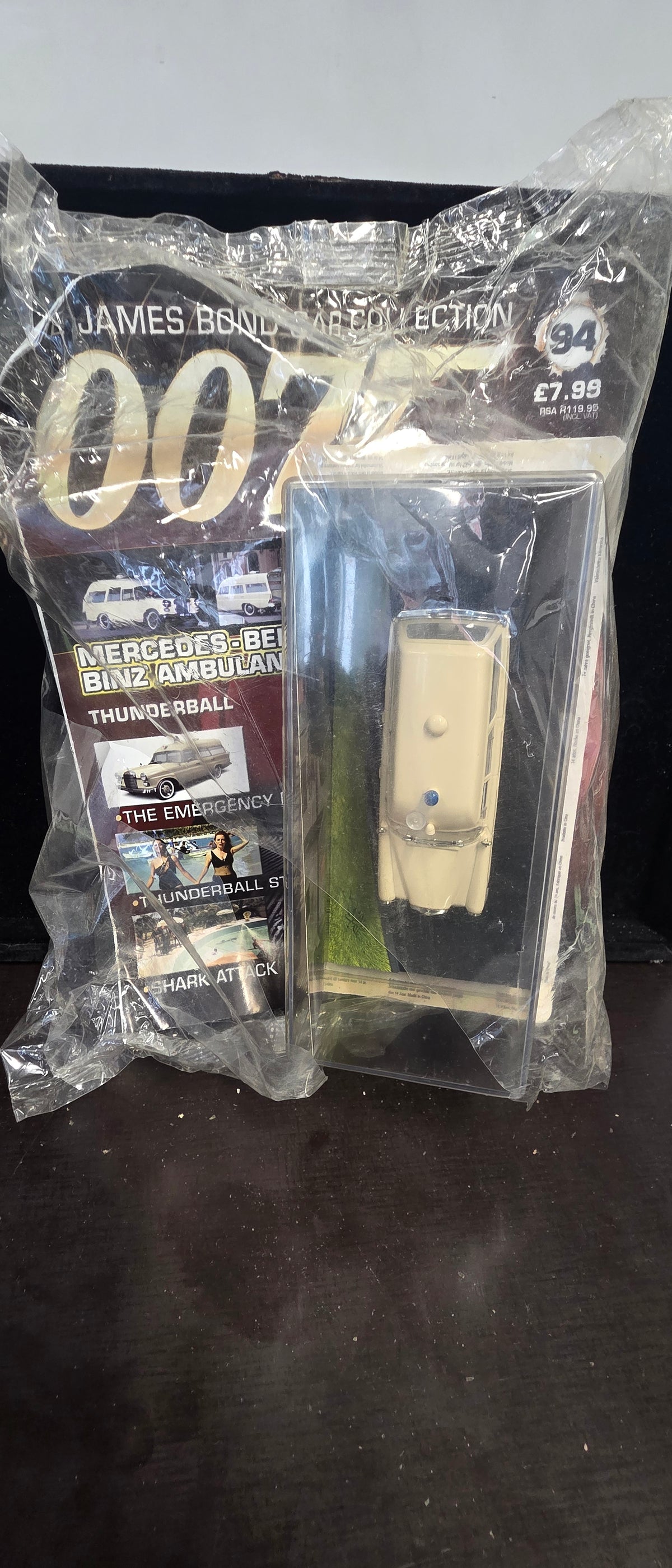#P016 James Bond 007 Car Collection #94 – Mercedes‑Benz Binz Ambulance “Thunderball” – Sealed Magazine & Diecast