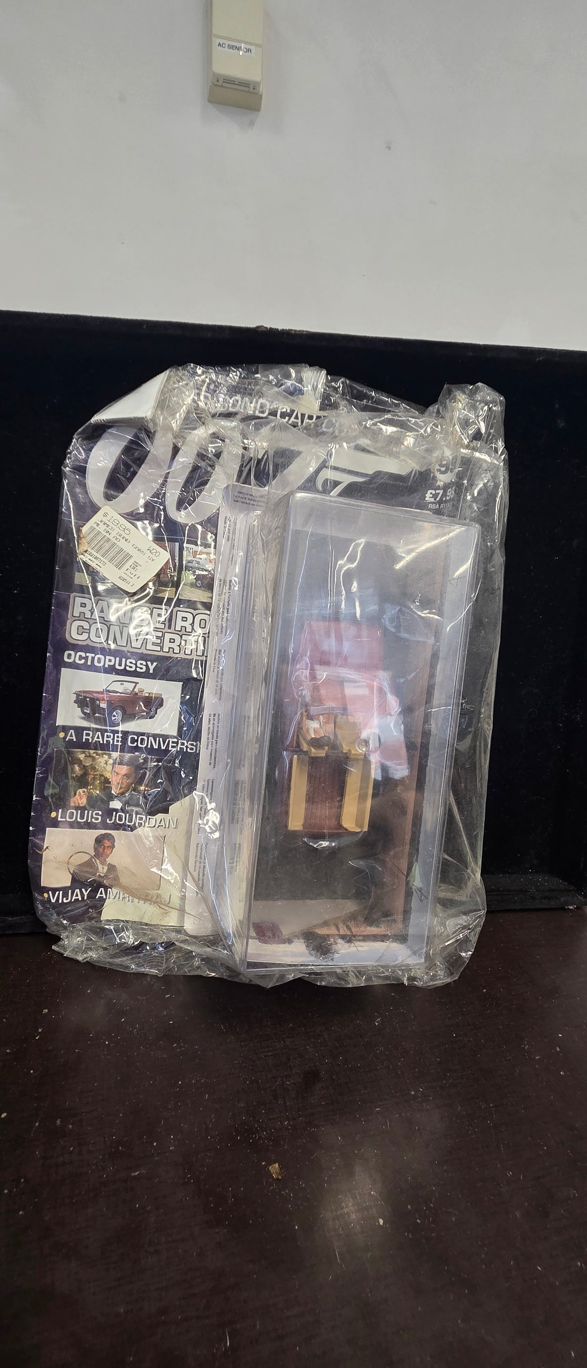 #P016 James Bond 007 Octopussy Range Rover Convertible Car & Magazine Set – Factory Sealed