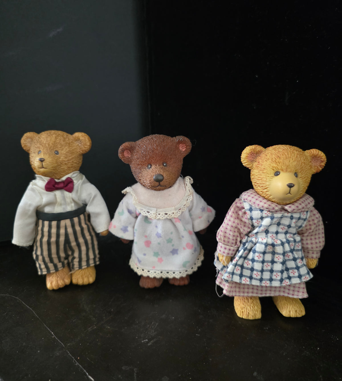#P027 Lot of 3 Vintage Dressed Teddy Bear Figurines – Cute Mini Bear Family