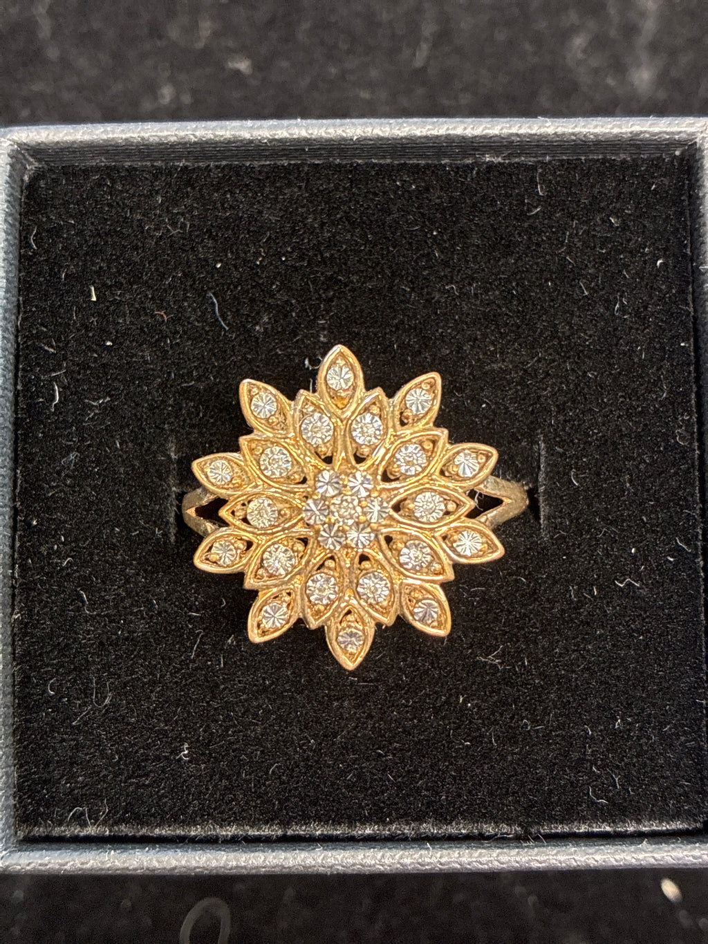 #R4 9ct Gold Diamond Ring • Size 18 • 2.9g Weight