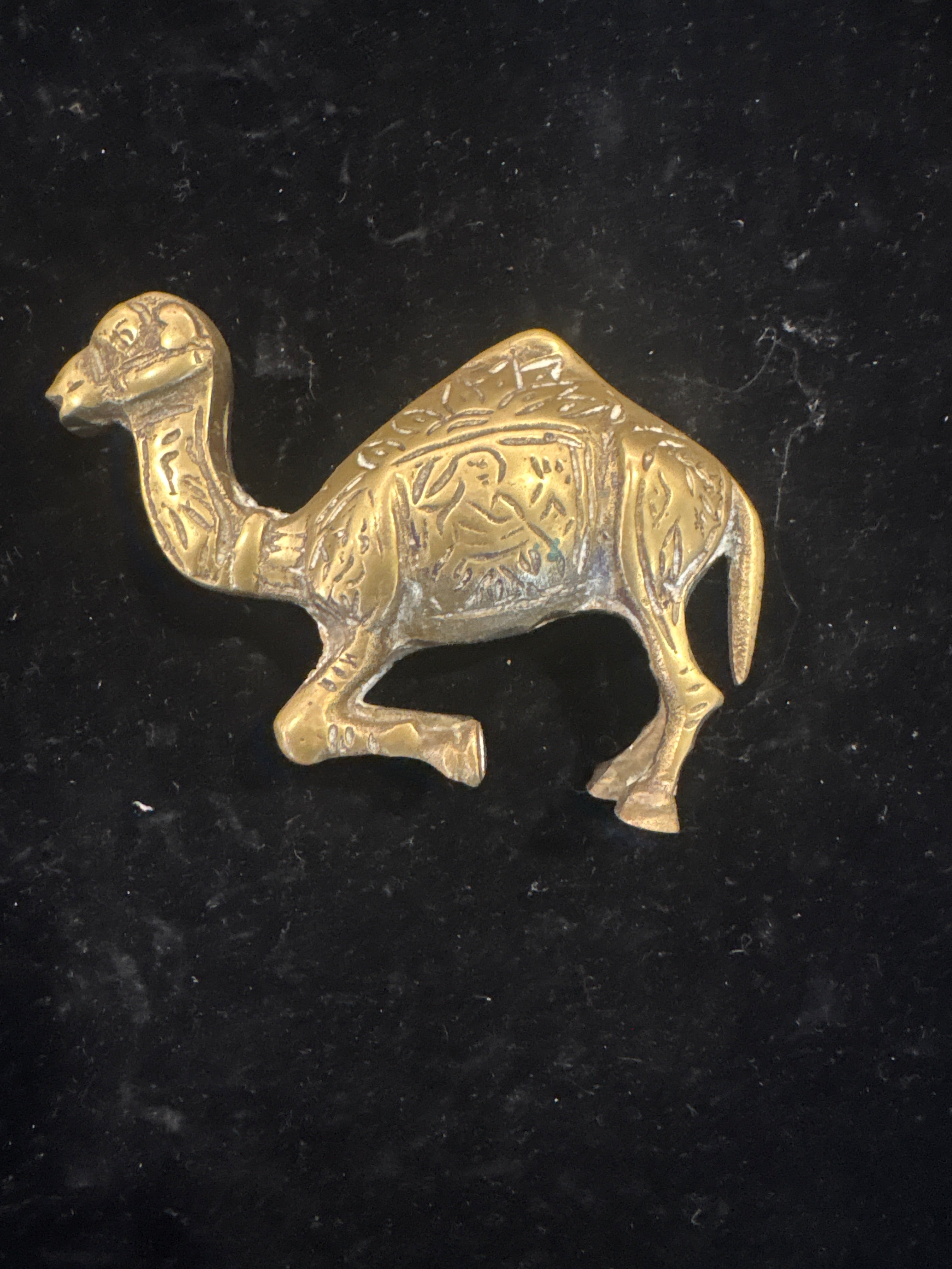 #1104 Vintage Brass Camel Figurine – Etched Decorative Kneeling Camel Collectible Ornament