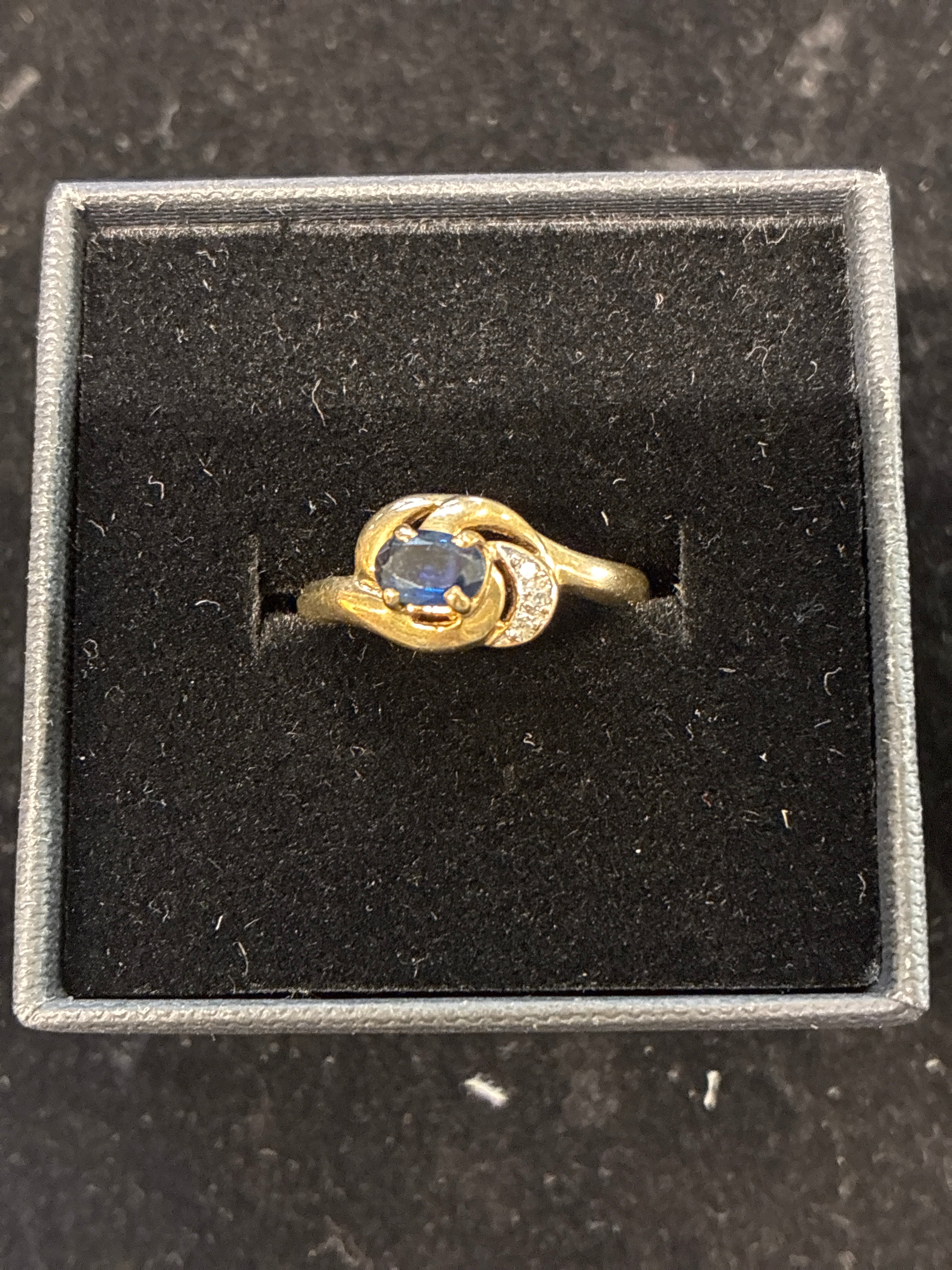 #R13 9ct Gold Ring with Unknown Stone – Size 14, 2g