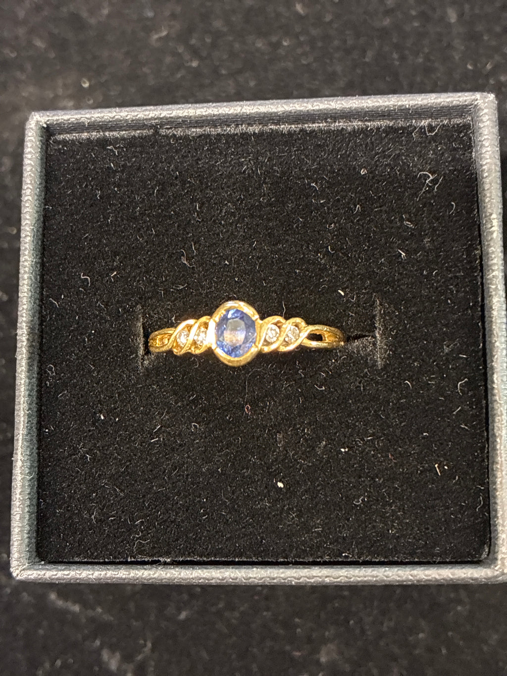 #R10 18K Gold Sapphire Ring – 2.5ct Stone, Size 15, 2.5g Weight