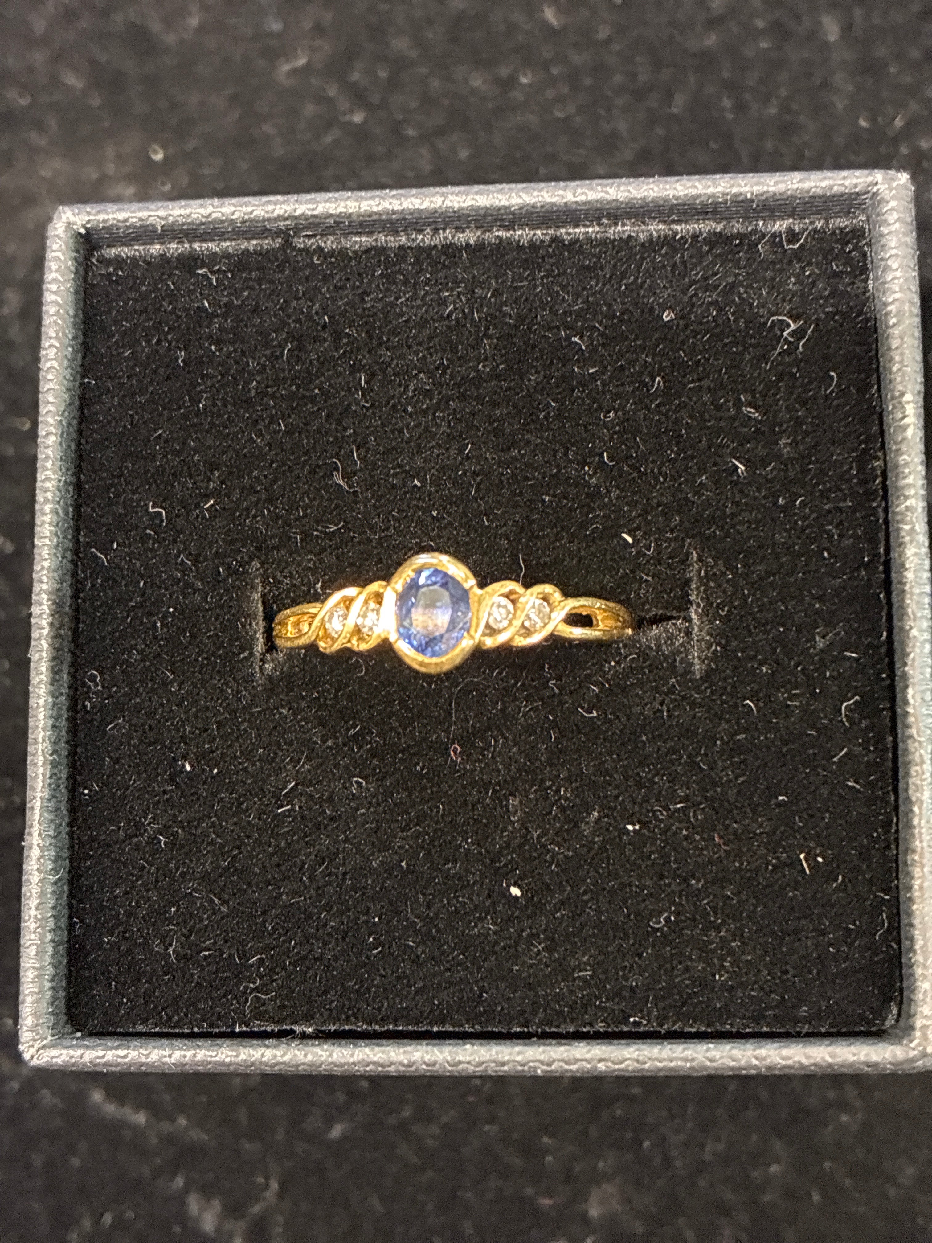 #R10 18K Gold Sapphire Ring – 2.5ct Stone, Size 15, 2.5g Weight