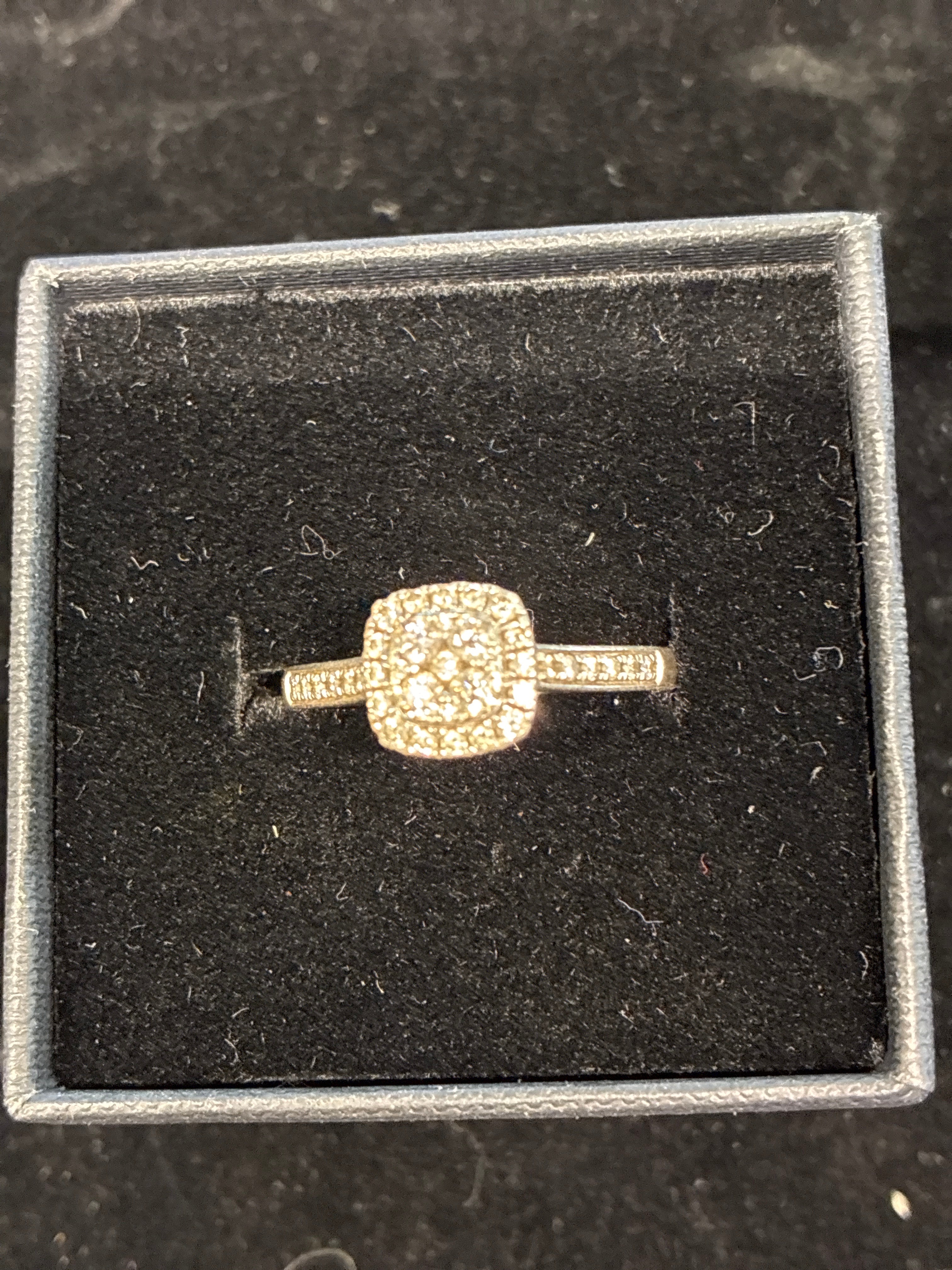 #R8 9ct Gold Diamond Ring, Size 17, 2.4g – Elegant Sparkling Design