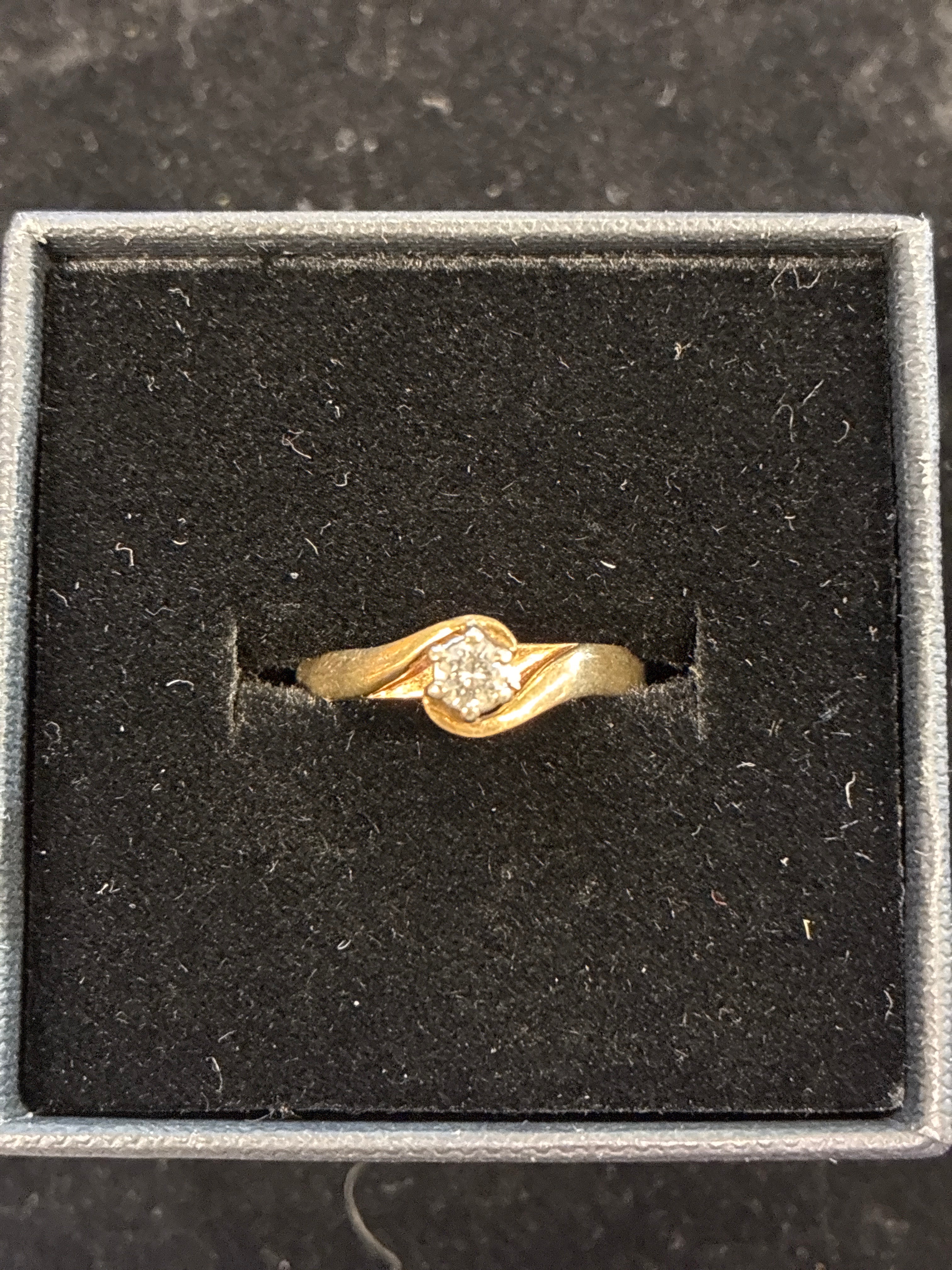 #R23 9ct Gold Diamond Ring • Size 14 • 2.2g • Elegant Sparkle