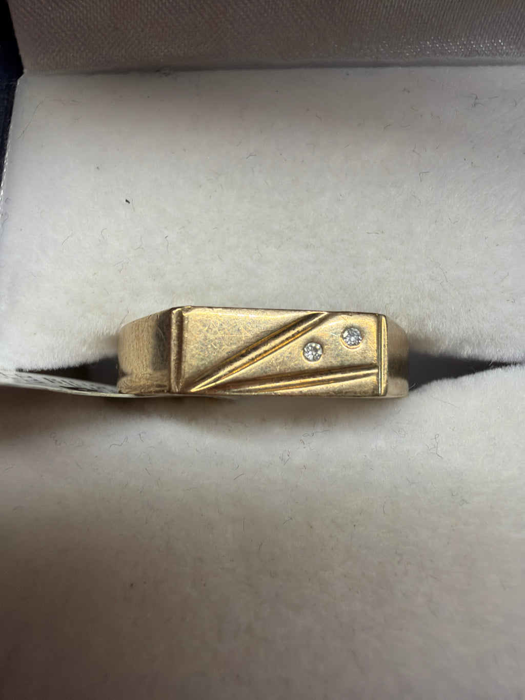 #R104 9ct Gold Diamond Ring, Size 22, 4.2g Weight
