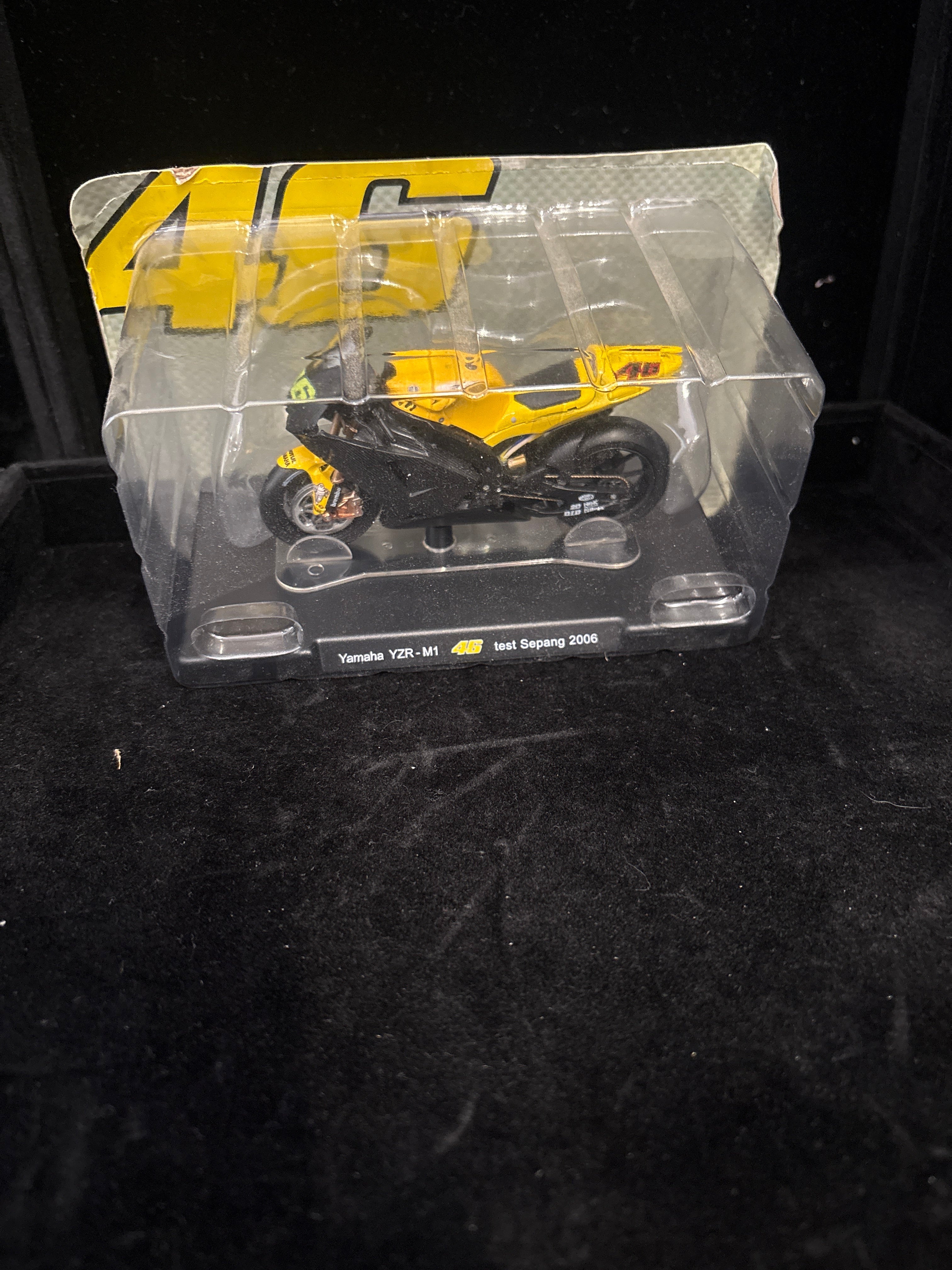 #P002 Valentino Rossi #46 Yamaha YZR‑M1 *Test Sepang 2006* Die‑Cast Motorcycle Model (Rare)